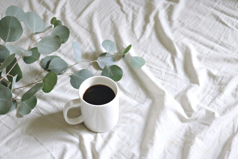 tasse de café sur draps blancs